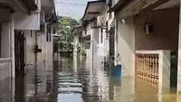 Lebaran Penuh Duka Ciracas Terendam Banjir Setinggi Dada Ribuan Warga Gagal Rayakan Hari Raya Idulfitri 1447 H
